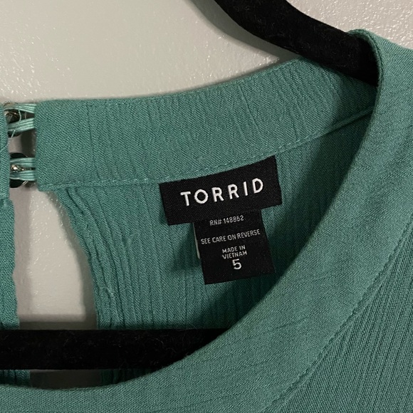 Torrid 5 Green Sleeveless Top - Picture 2 of 9